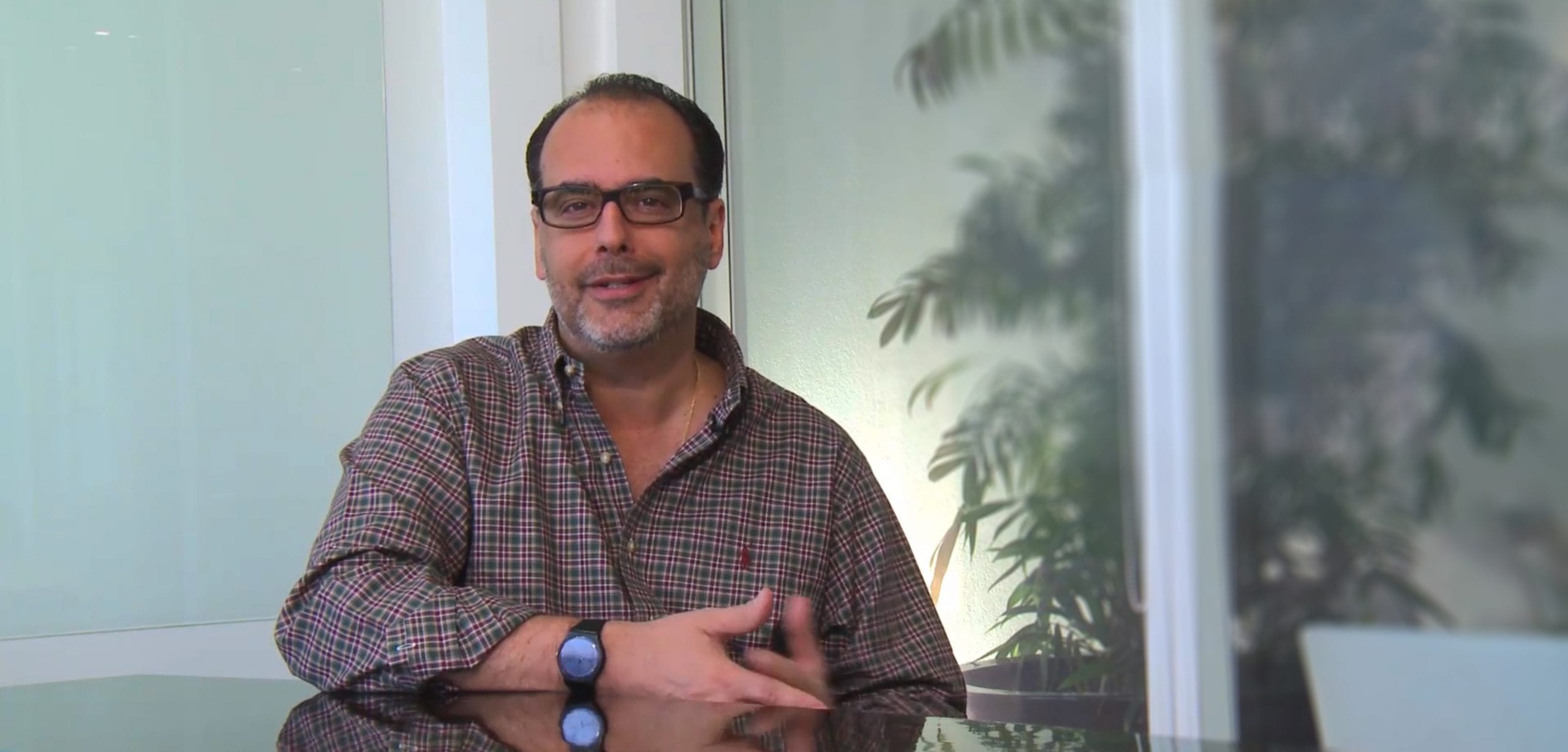 Ri Happy | Héctor Núñez